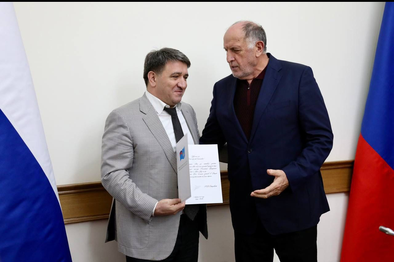 Министр транспорта и дорожного хозяйства Республики Дагестан Джамбулат Салавов поздравил с юбилеем Председателя Правительства Дагестана Абдулмуслима Абдулмуслимова